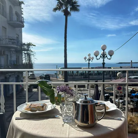 לינה וארוחת בוקר La Piazzetta גיארדיני נאקסוס